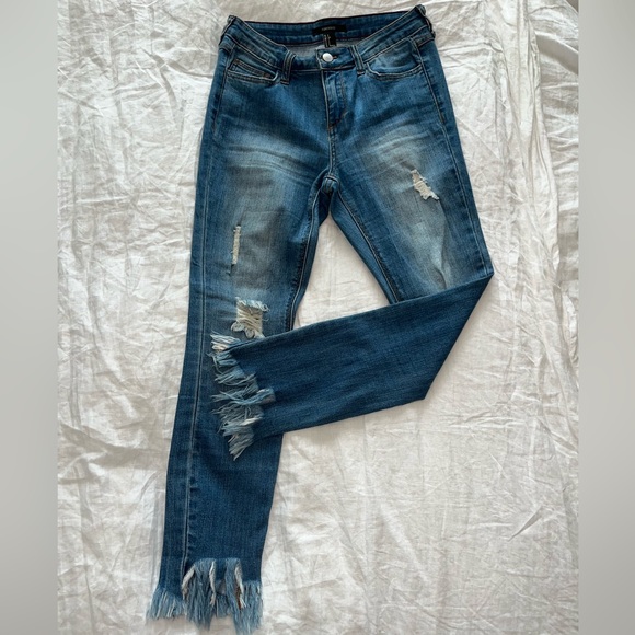 Cropped jeans with frayed edges and holes - Picture 1 of 2